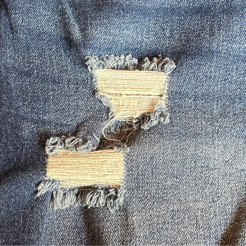 ☀️ Sofía Jeans By Sofia Vergara, Size 12, Bíanca Curvy 4”, Distress Jean Shorts